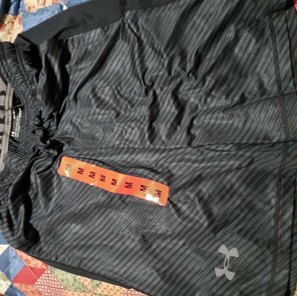 NWT.. Men's under armour gym shorts